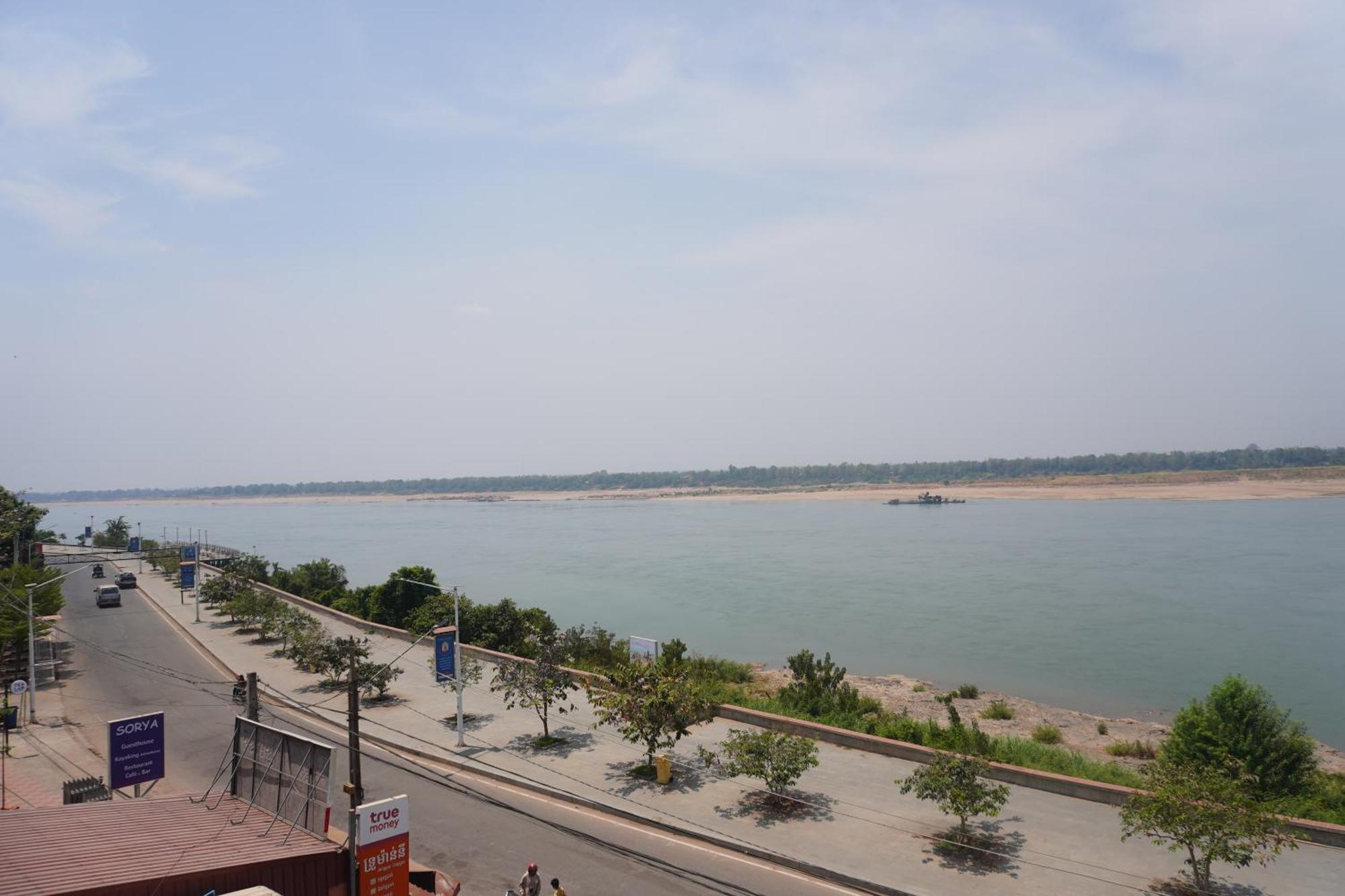 Le Tonle Hotel Kratie Bagian luar foto
