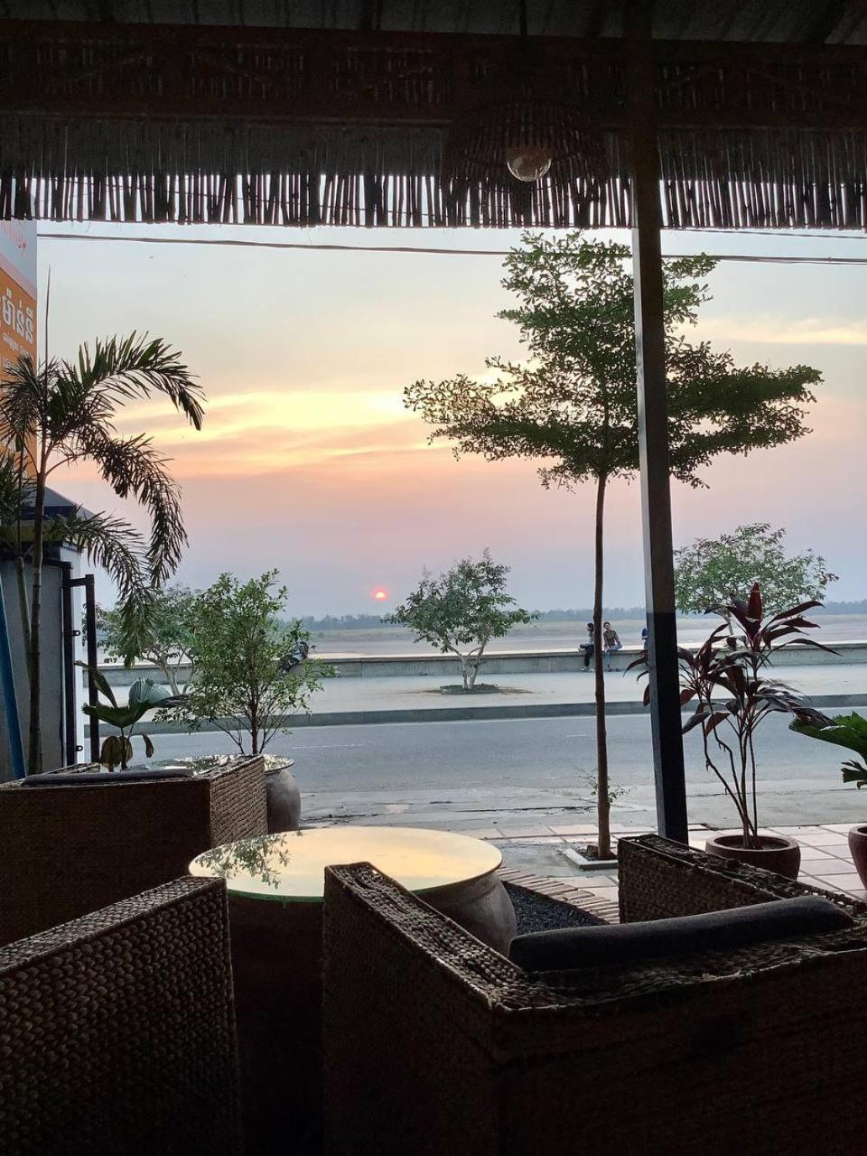 Le Tonle Hotel Kratie Bagian luar foto