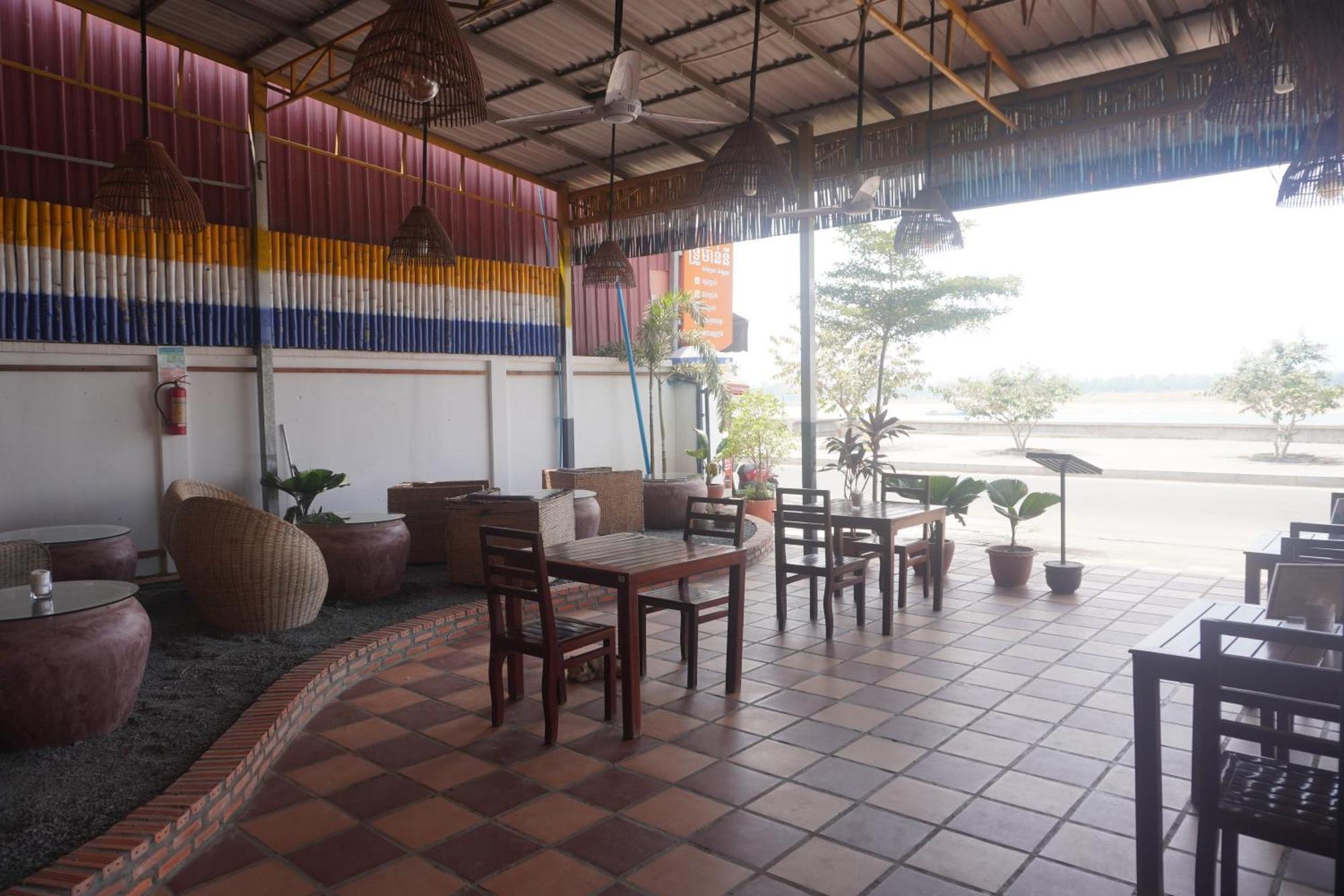 Le Tonle Hotel Kratie Bagian luar foto